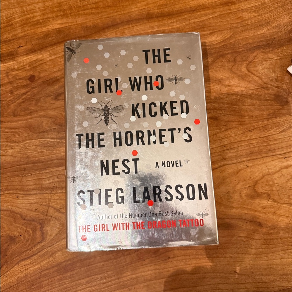 's The Girl Who Kicked the Hornet's Nest - Silver Cover
